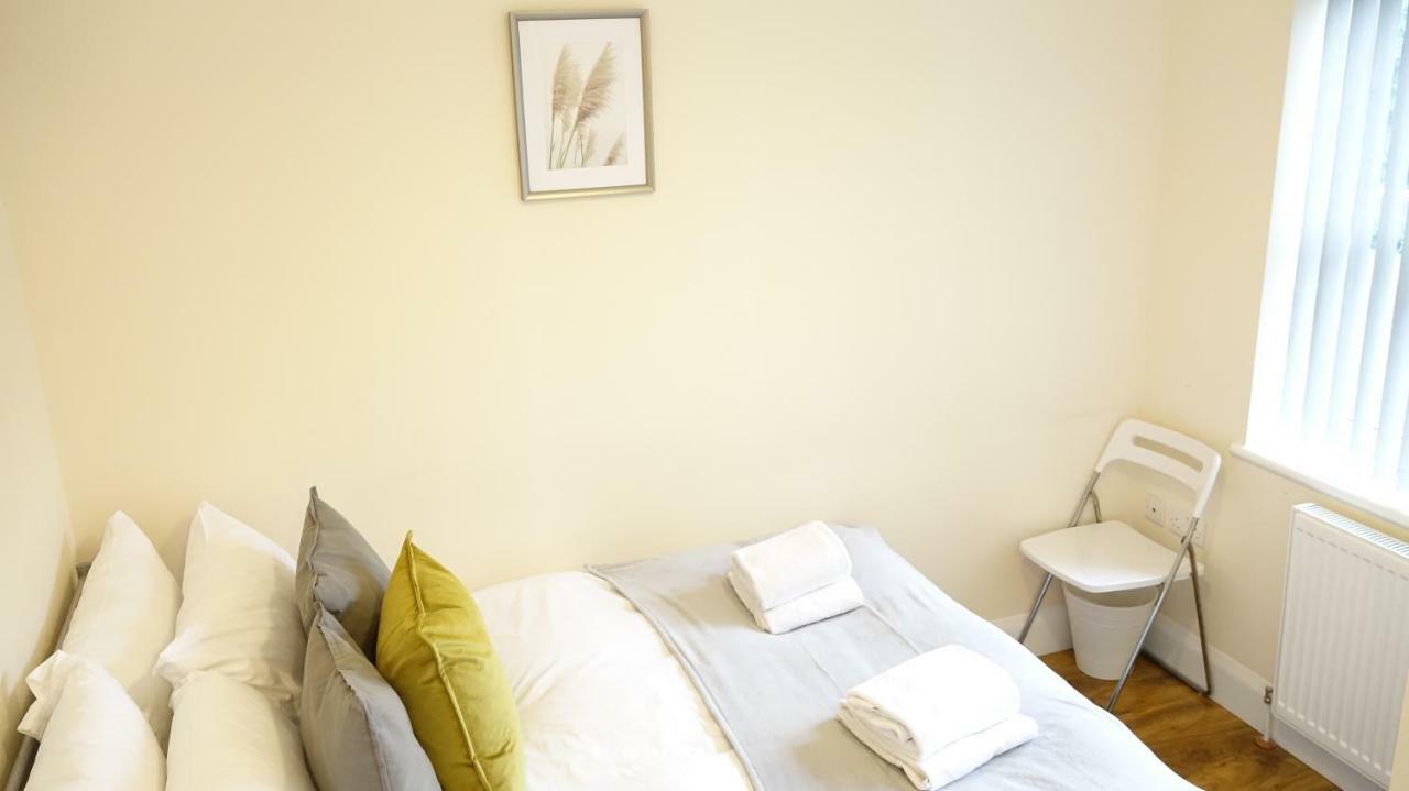Heathrow Ensuite Rooms- Auto Check In Londyn Zewnętrze zdjęcie