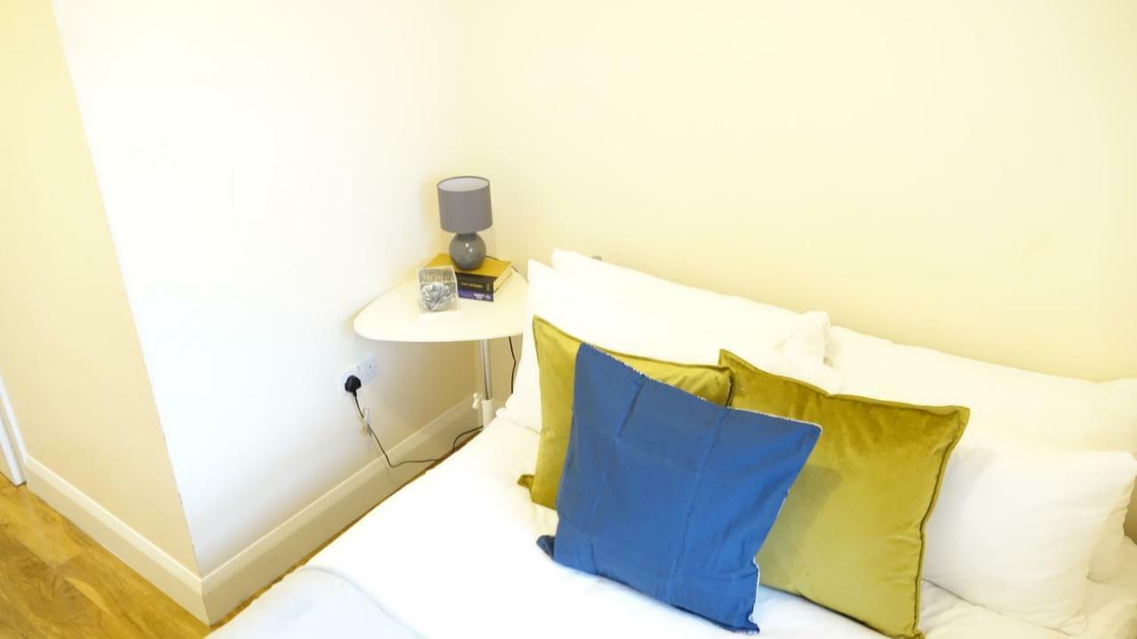 Heathrow Ensuite Rooms- Auto Check In Londyn Zewnętrze zdjęcie